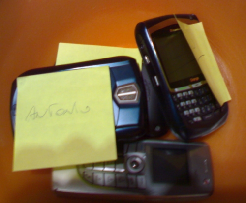 Tas de Blackberry et de téléphones portables. Certains portent des post-it avec le prénom du propriétaire